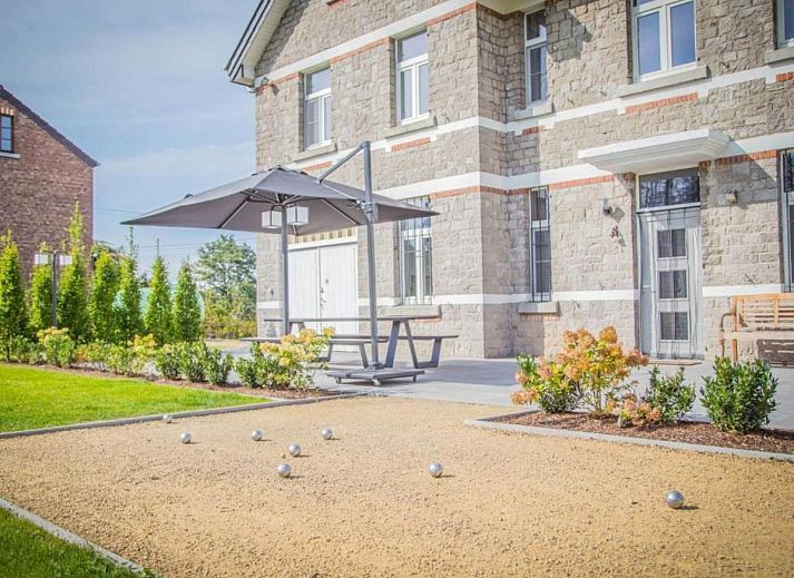 Ontspannen op het groene gazon van Ma Dame Jeanne, een charmant vakantiehuis in Durbuy, Ardennen, Luxemburg, Belgie.