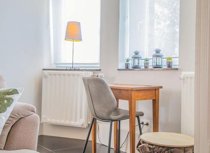Stijlvolle woonkamer in Ma Dame Jeanne vakantiehuis, Durbuy, Ardennen, Belgie met comfortabele banken en veel natuurlijk licht.