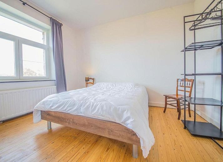 Gezellige woonkamer in Ma Dame Jeanne vakantiehuis, Durbuy, Ardennen. Comfortabele zithoek en eethoek met veel natuurlijk licht.