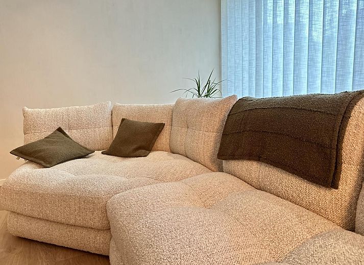 Stijlvolle eet- en woonkamer van Durbuy Lux Armonia vakantiehuis in de Ardennen, Belgie, met moderne inrichting en warme sfeer.