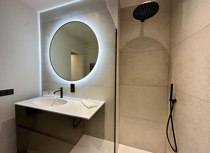 Stijlvolle eet- en woonkamer van Durbuy Lux Armonia vakantiehuis in de Ardennen, Belgie, met moderne inrichting en warme sfeer.