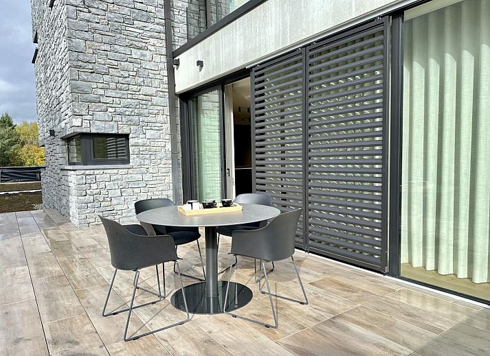 Moderne keuken in Durbuy Lux Armonia vakantiehuis, gelegen in de Ardennen, Belgie. Stijlvol interieur met eiland en strakke afwerking.