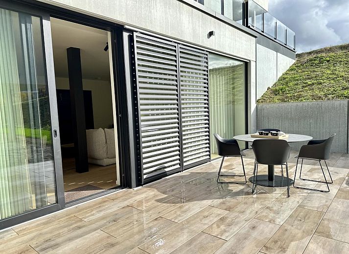 Moderne keuken in Durbuy Lux Armonia vakantiehuis, gelegen in de Ardennen, Belgie. Stijlvol interieur met eiland en strakke afwerking.