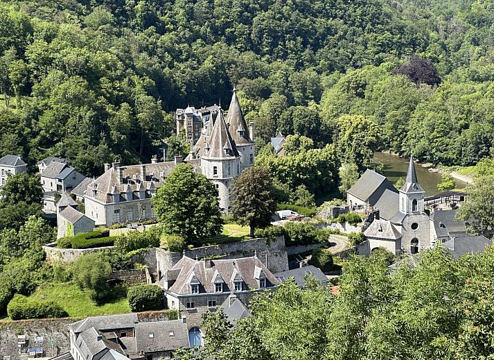 Moderne keuken in Durbuy Lux Armonia vakantiehuis, gelegen in de Ardennen, Belgie. Stijlvol interieur met eiland en strakke afwerking.