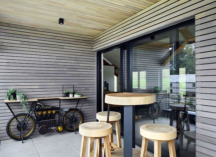 Das Ferienhaus Durbuy Suites in den belgischen Ardennen bietet Luxus und Wellness in einer modernen Unterkunft aus Stein mit einem einladenden Eingang.