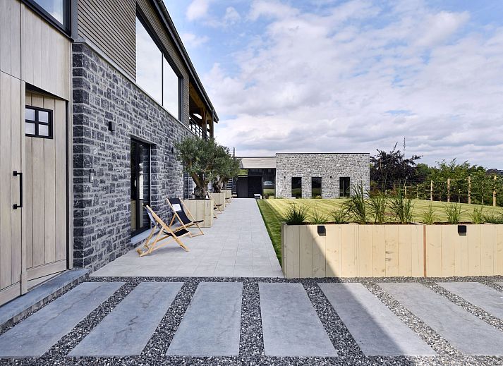 Das Ferienhaus Durbuy Suites in den belgischen Ardennen bietet Luxus und Wellness in einer modernen Unterkunft aus Stein mit einem einladenden Eingang.