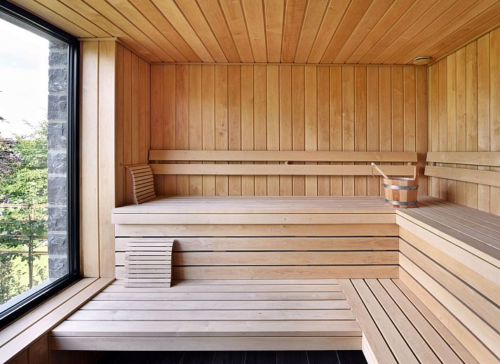 Das Ferienhaus Durbuy Suites in den belgischen Ardennen bietet Luxus und Wellness in einer modernen Unterkunft aus Stein mit einem einladenden Eingang.