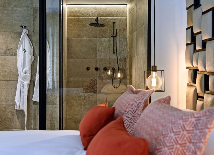 Geniessen Sie luxurioese Entspannung auf der Terrasse des Ferienhauses Durbuy Suites in den Ardennen, Belgien, mit modernem Design und natuerlicher Umgebung.