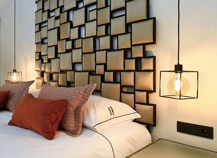 Geniessen Sie luxurioese Entspannung auf der Terrasse des Ferienhauses Durbuy Suites in den Ardennen, Belgien, mit modernem Design und natuerlicher Umgebung.