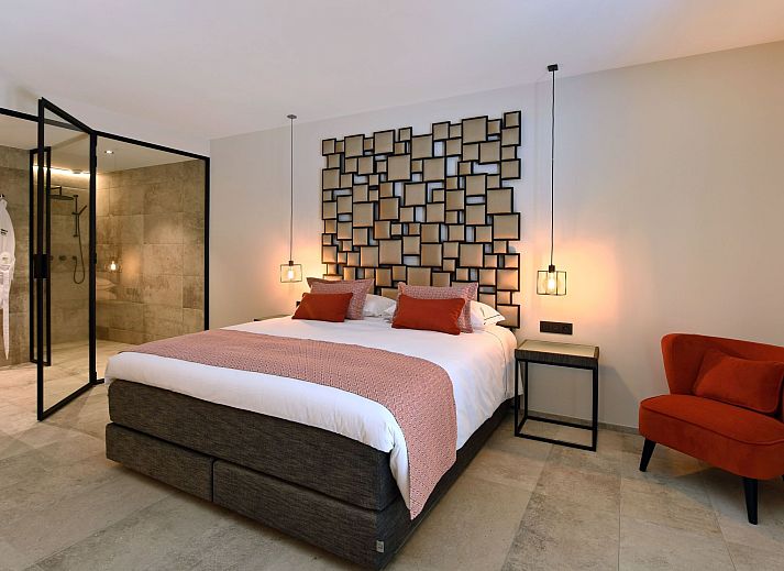 Geniessen Sie luxurioese Entspannung auf der Terrasse des Ferienhauses Durbuy Suites in den Ardennen, Belgien, mit modernem Design und natuerlicher Umgebung.