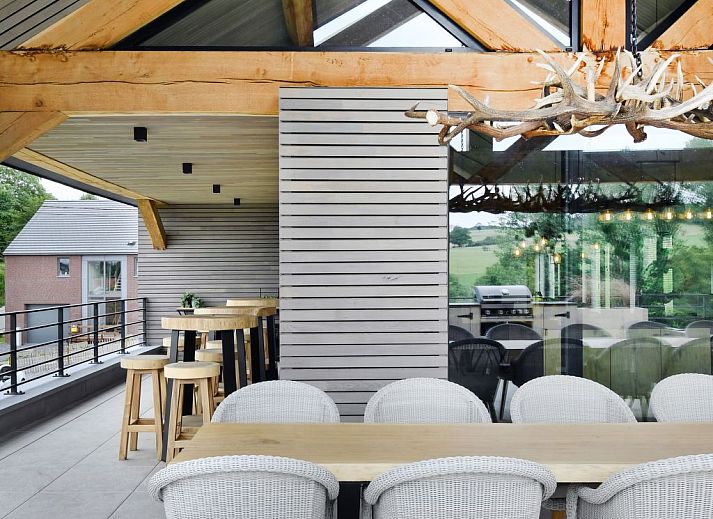 Luxurioeses Schlafzimmer im Ferienhaus Durbuy Suites in den Ardennen, Belgien. Komfortable Unterkunft mit stilvollem Dekor und warmer Atmosphaere.