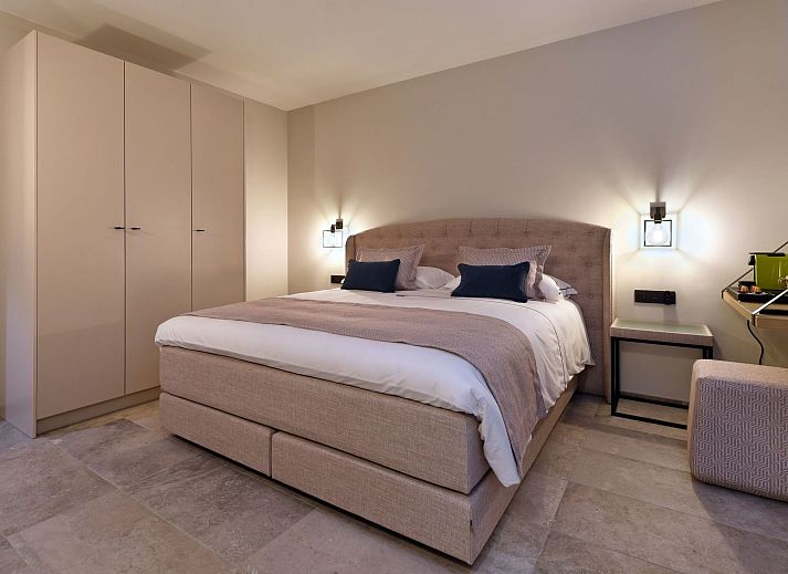 Luxurioeses Schlafzimmer im Ferienhaus Durbuy Suites in den Ardennen, Belgien. Komfortable Unterkunft mit stilvollem Dekor und warmer Atmosphaere.