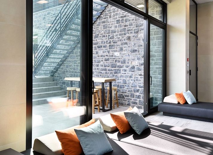 Luxurioeses Schlafzimmer im Ferienhaus Durbuy Suites in den Ardennen, Belgien. Komfortable Unterkunft mit stilvollem Dekor und warmer Atmosphaere.