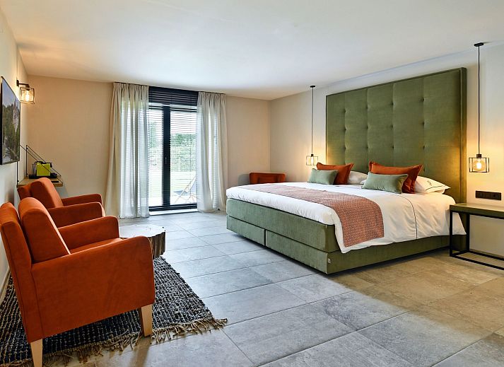 Luxurioeses Schlafzimmer im Ferienhaus Durbuy Suites in den Ardennen, Belgien. Komfortable Unterkunft mit stilvollem Dekor und warmer Atmosphaere.