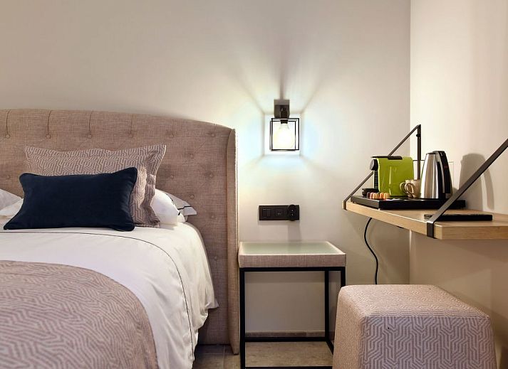 Luxurioeses Schlafzimmer im Ferienhaus Durbuy Suites in den Ardennen, Belgien. Komfortable Unterkunft mit stilvollem Dekor und warmer Atmosphaere.