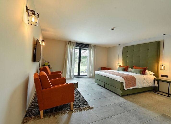 Luxurioeses Schlafzimmer im Ferienhaus Durbuy Suites, in den Ardennen, Belgien. Geniessen Sie Komfort und Stil in diesem eleganten Ferienhaus.