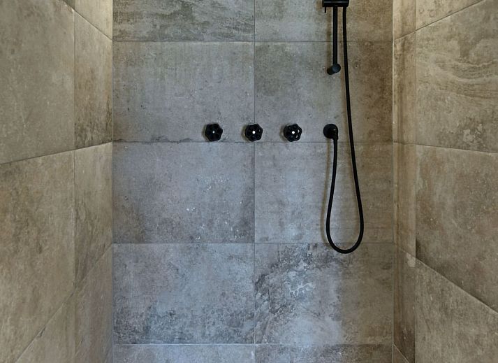 Entspannen Sie sich in der luxurioesen Sauna des Ferienhauses Durbuy Suites in den belgischen Ardennen und geniessen Sie ein Wellness-Erlebnis in ruhiger Umgebung.