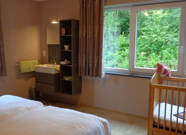 Ruime woonkamer van L'Oree de Bomal vakantiehuis in Durbuy, Ardennen, met comfortabele zithoek en moderne inrichting.