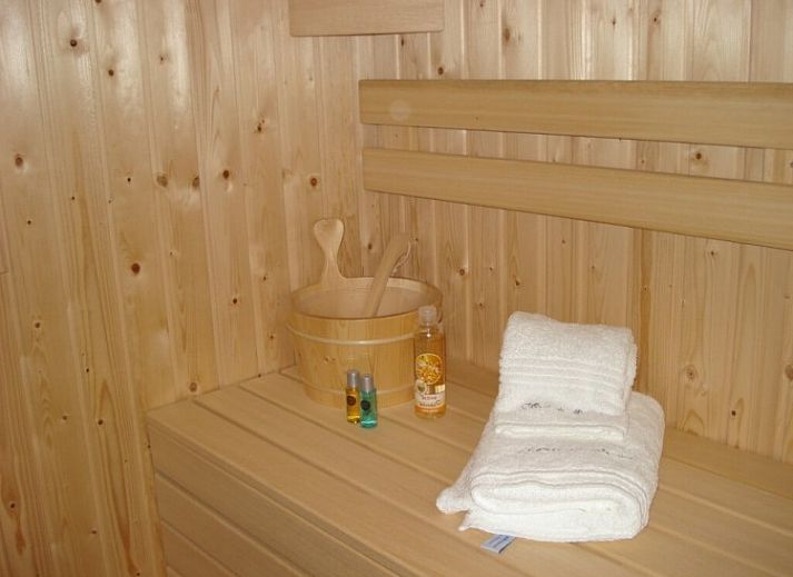 Ruime woonkamer van L'Oree de Bomal vakantiehuis in Durbuy, Ardennen, met comfortabele zithoek en moderne inrichting.