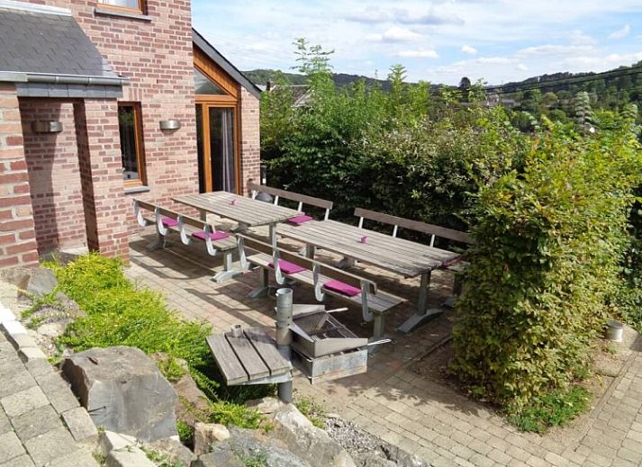 Ruime woonkamer van L'Oree de Bomal vakantiehuis in Durbuy, Ardennen, met comfortabele zithoek en moderne inrichting.