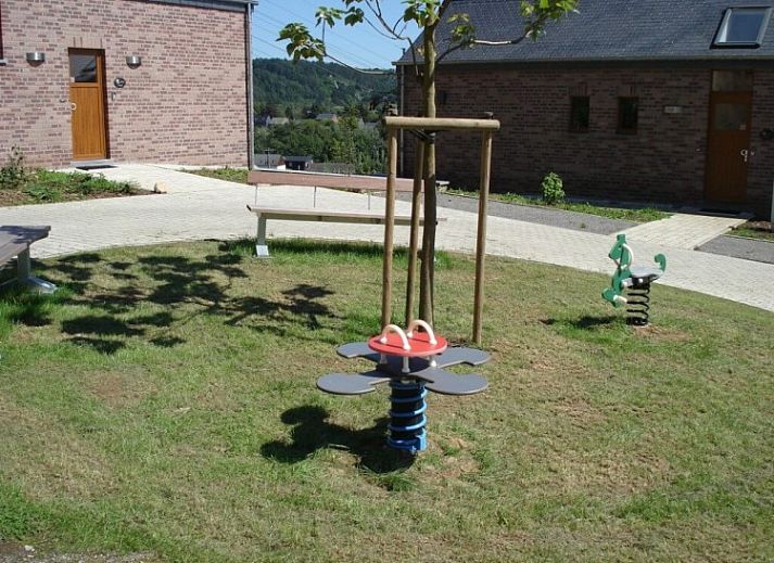 Ruime woonkamer van L'Oree de Bomal vakantiehuis in Durbuy, Ardennen, met comfortabele zithoek en moderne inrichting.