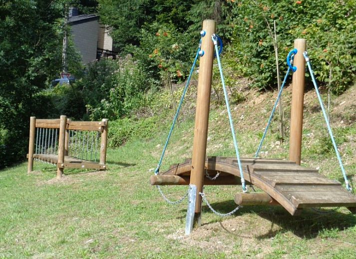 Gezellige eetruimte in L'Oree de Bomal vakantiehuis in Durbuy, Ardennen, ideaal voor familiediners.