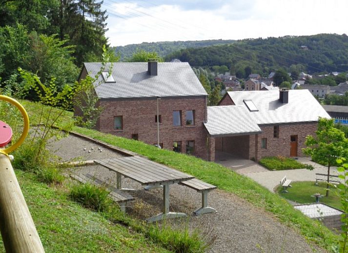 Gezellige eetruimte in L'Oree de Bomal vakantiehuis in Durbuy, Ardennen, ideaal voor familiediners.