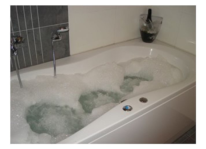 Gezellige eetruimte in L'Oree de Bomal vakantiehuis in Durbuy, Ardennen, ideaal voor familiediners.