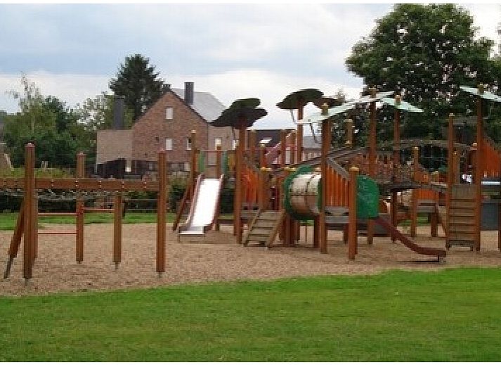 Gezellige eetruimte in L'Oree de Bomal vakantiehuis in Durbuy, Ardennen, ideaal voor familiediners.