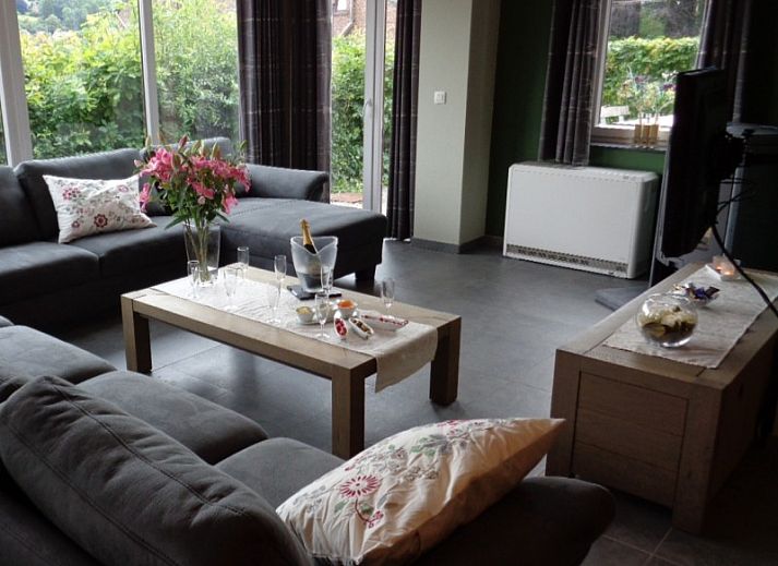 Gezellige eetruimte in L'Oree de Bomal vakantiehuis in Durbuy, Ardennen, ideaal voor familiediners.