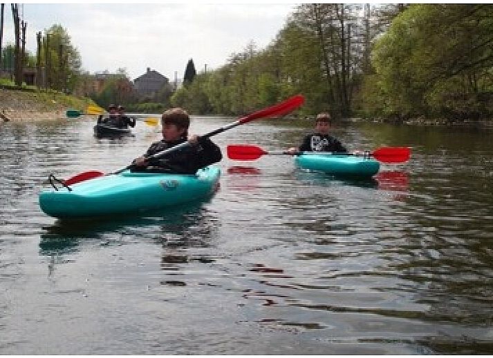 Moderne keuken van L'Oree de Bomal vakantiehuis in Durbuy, Ardennen, met stijlvolle verlichting.