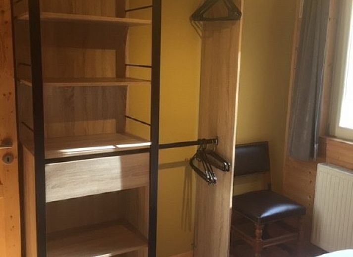 Achtertuin van Chalet Eikenblad in Durbuy, vakantiehuis met terras en tuinzitje in de Ardennen.