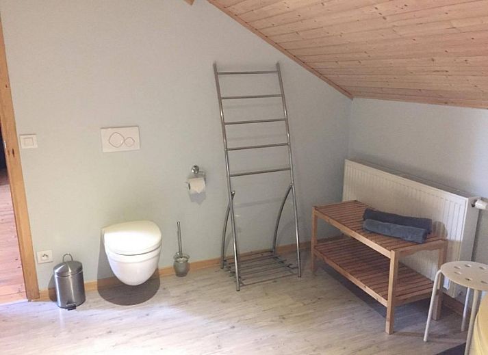 Achtertuin van Chalet Eikenblad in Durbuy, vakantiehuis met terras en tuinzitje in de Ardennen.