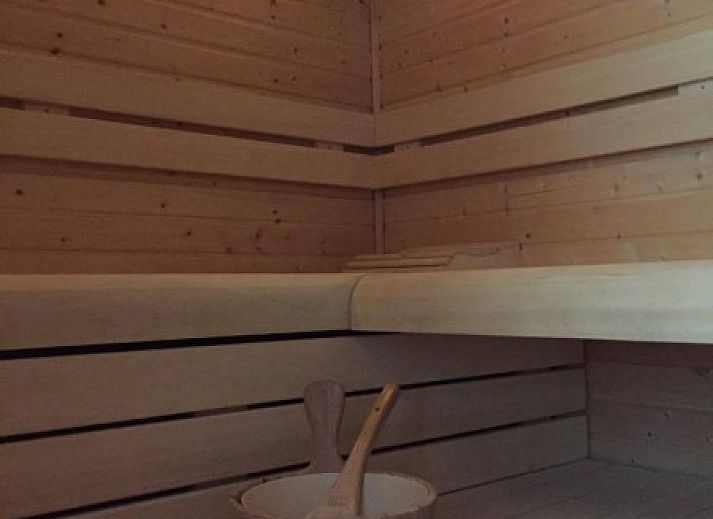 Achtertuin van Chalet Eikenblad in Durbuy, vakantiehuis met terras en tuinzitje in de Ardennen.