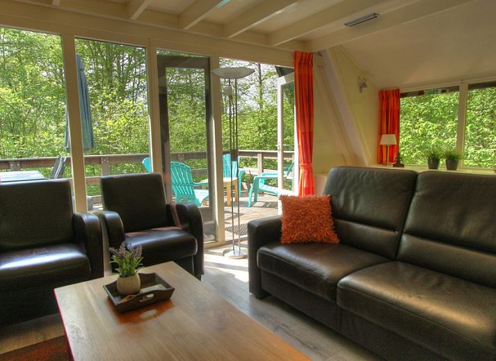 Chalet Vakantiehuis Durbuy Belgische Ardennen omgeven door groene natuur in de Ardennen, Luxemburg, Belgie.