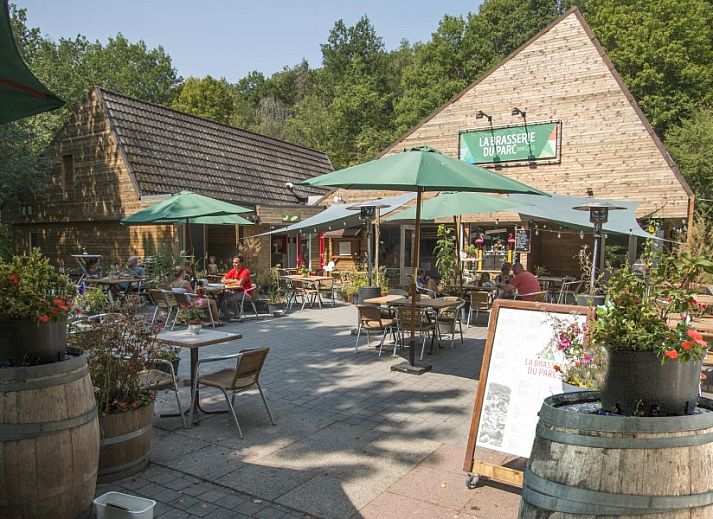 Gezellige woonkamer van Chalet Vakantiehuis Durbuy Belgische Ardennen met uitzicht op bosrijke omgeving in Durbuy, Ardennen.