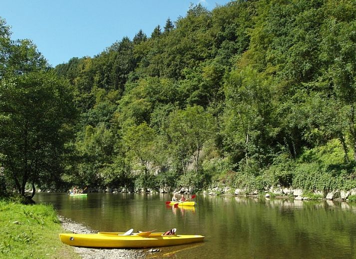 Zonnige binnenruimte van Chalet Vakantiehuis Durbuy Belgische Ardennen met toegang tot terras in de Ardennen, Luxemburg.