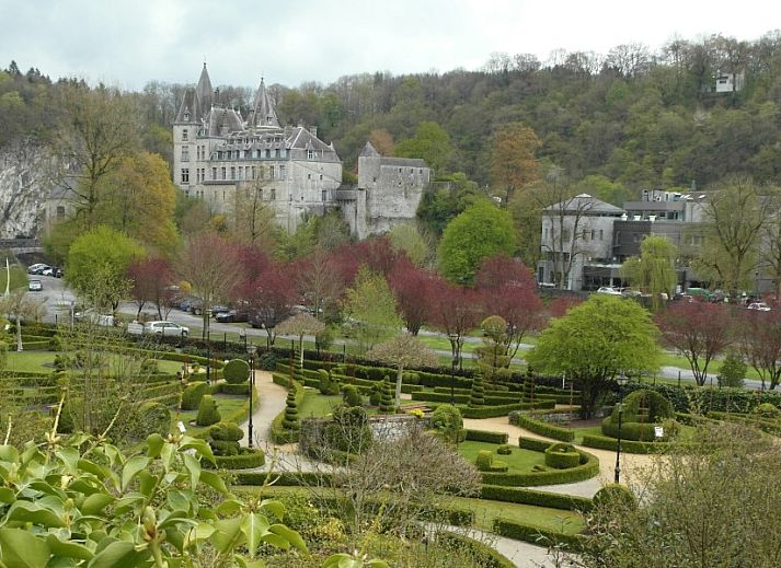 Zonnige binnenruimte van Chalet Vakantiehuis Durbuy Belgische Ardennen met toegang tot terras in de Ardennen, Luxemburg.