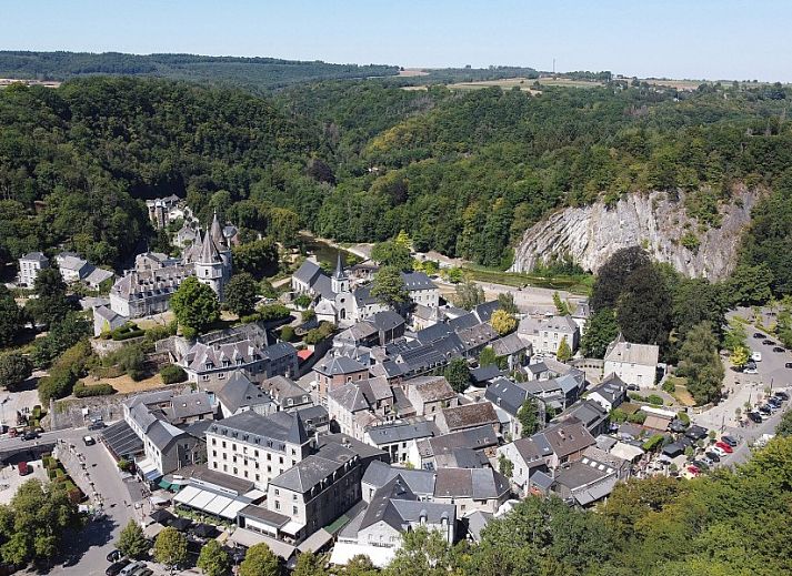 Zonnige binnenruimte van Chalet Vakantiehuis Durbuy Belgische Ardennen met toegang tot terras in de Ardennen, Luxemburg.