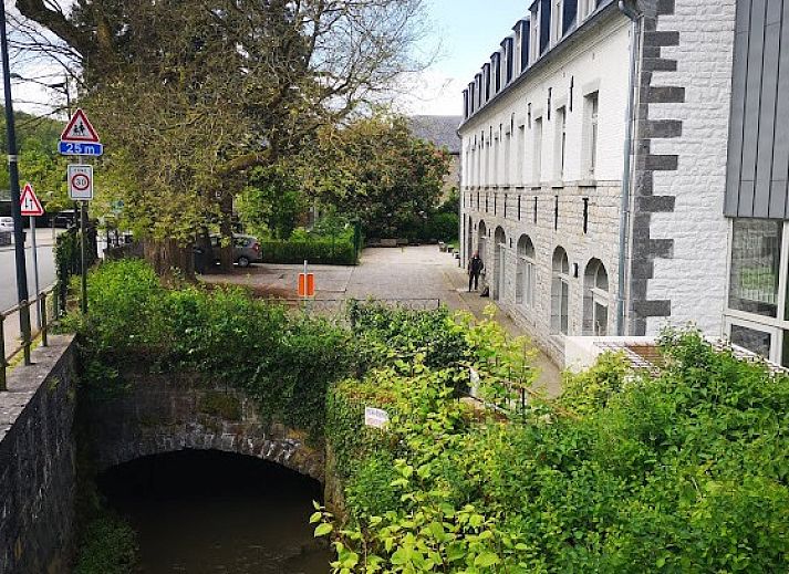 Grosser Garten der Fermerie in Rendeux, Ardennen, ideal zum Entspannen im Gruenen.