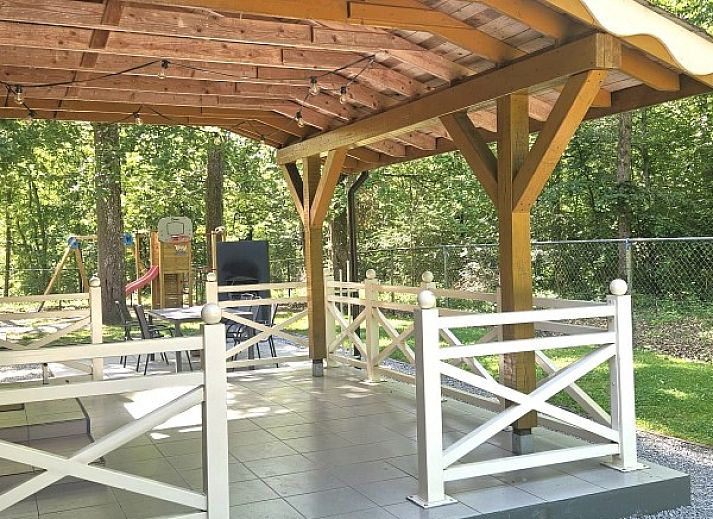 Geraeumiges Esszimmer im Chalet, Biron, Ardennen, perfektes Ferienhaus in Luxemburg, Belgien.