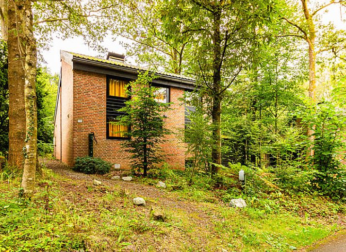 Huisje in Izier, vakantiehuis in de Ardennen, Luxemburg, Belgie, omgeven door weelderige natuur en bosrijke omgeving.