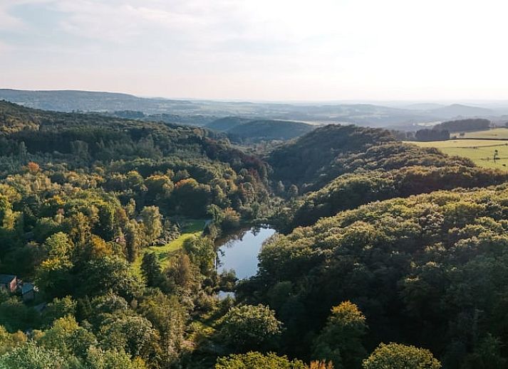 Huisje in Izier, vakantiehuis in de Ardennen, Luxemburg, Belgie, omgeven door weelderige natuur en bosrijke omgeving.