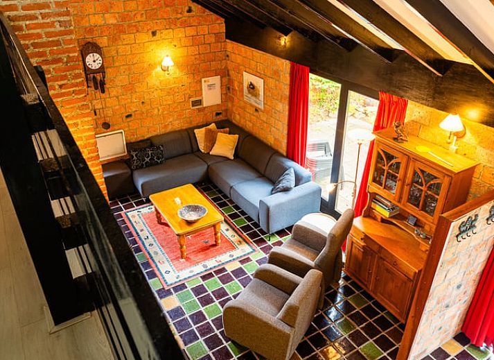 Veranda van Huisje in Izier, vakantiehuis in de groene Ardennen, Luxemburg, Belgie, met uitzicht op het omringende bos en natuur.