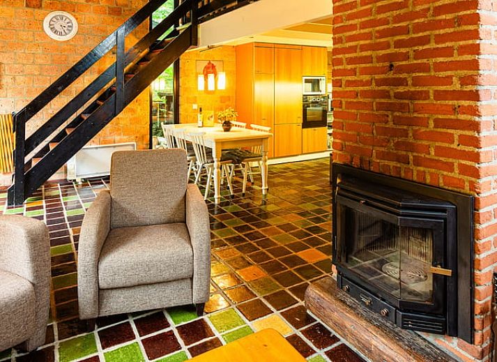 Veranda van Huisje in Izier, vakantiehuis in de groene Ardennen, Luxemburg, Belgie, met uitzicht op het omringende bos en natuur.