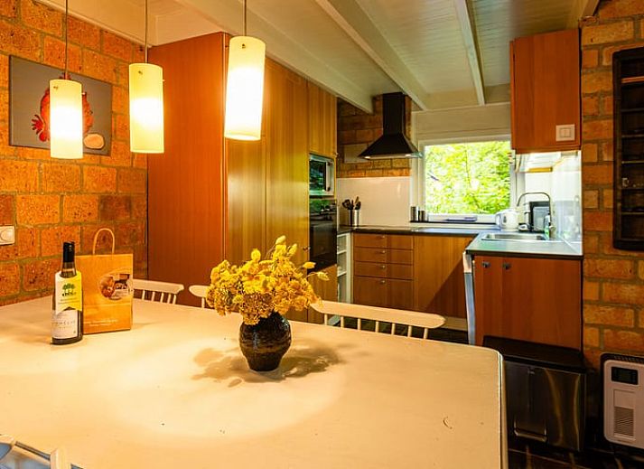 Veranda van Huisje in Izier, vakantiehuis in de groene Ardennen, Luxemburg, Belgie, met uitzicht op het omringende bos en natuur.