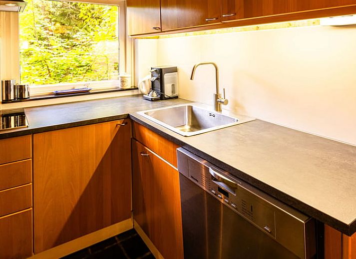 Geniet van de serene tuinomgeving bij Huisje in Izier, een vakantiehuis in de Ardennen, Luxemburg, Belgie.