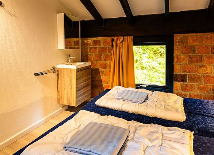 Gezellige woonkamer van Huisje in Izier, een vakantiehuis in de Ardennen, Belgie, met sfeervolle inrichting en uitzicht op de tuin.