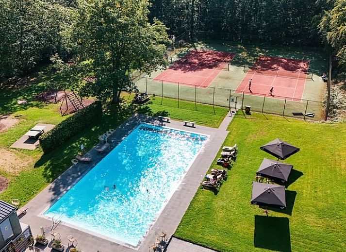 Gezellige woonkamer van Huisje in Izier, een vakantiehuis in de Ardennen, Belgie, met sfeervolle inrichting en uitzicht op de tuin.