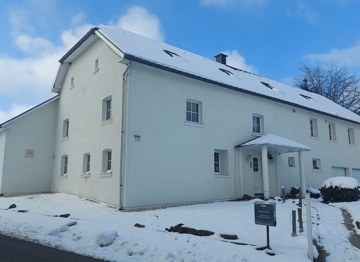 Haus Turbes Volksspelen-Cafe Rene vakantiehuis in Herresbach, Ardennen, Belgie, bedekt met sneeuw in een serene winteromgeving.